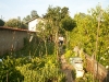 Photo 1. Venant des lointaines profondeurs du jardin, « Maître Sibor », dans sa tenue estivale d\'écolo-jardinier, la bêche à la main (a-t-il déjà creusé quelque trou ?) semble en forme pour sa quotidienne inspection